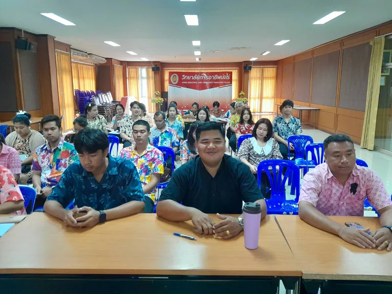 ประชุมผู้บริหาร ครูและบุคลากรทางการศึกษาวิทยาลัยการอาชีพบ่อไร่ 