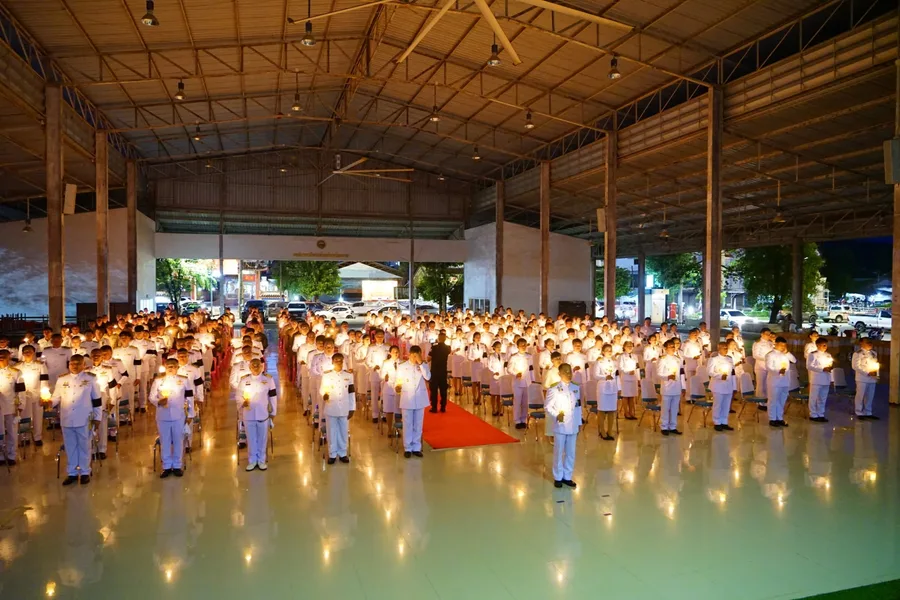 พิธีถวายเครื่องราชสักการะ และวางพานพุ่ม และพิธีจุดเทียนถวายพระพรชัยมงคล 