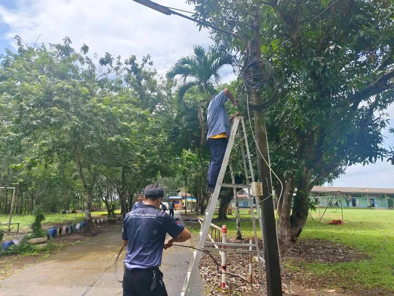  เข้าตรวจสอบสายไฟ และระบบไฟฟ้าภายในโรงเรียนบ้านปะเดา